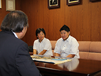 石田議長の長女悠紀子選手が濱野区長に女子野球W杯出場報告