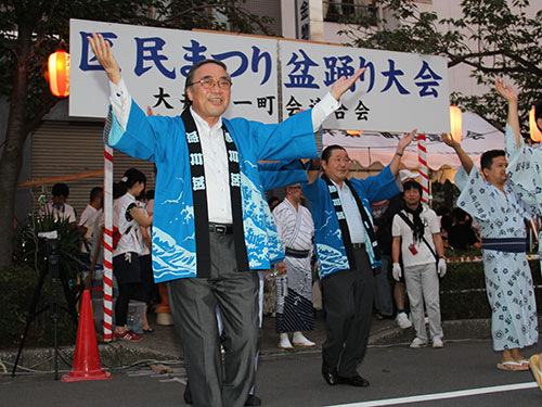 盆踊り大会に参加する区長