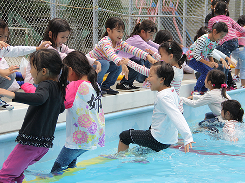 水に落とされる体験をする子どもたち