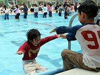 水に落とされる体験をする男の子