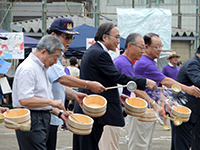 祭り前に一斉に打ち水