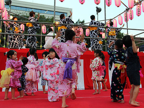 一緒に踊る子どもたち