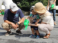 打ち水をする家族