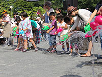 打ち水で納涼祭が開幕