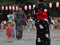 子どもも盆踊りに参加