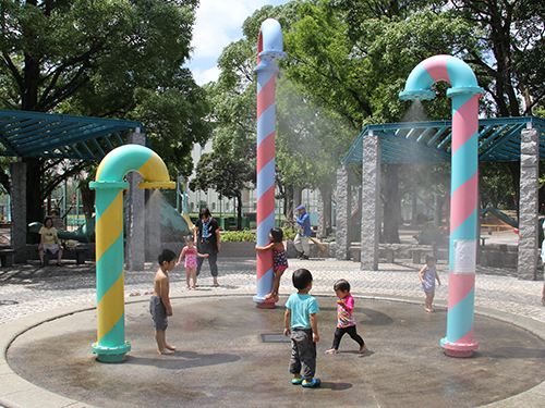 子供の森公園のミストシャワーで遊ぶ子どもたち