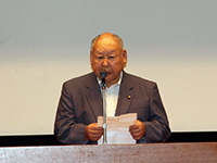 あいさつする佐藤防災会議会会長