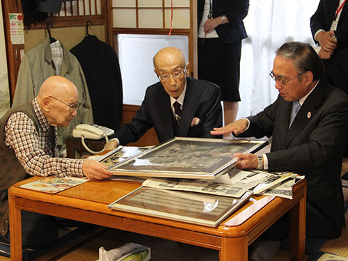 型紙を説明する田村さん