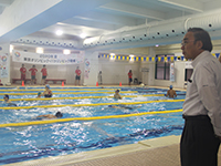 障害者水泳大会　ウオーミングアップを見学する濱野区長