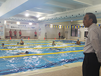 障害者水泳大会 ウオーミングアップを見学する濱野区長