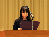 代表で作文を読む 第一日野小学校 小林さん