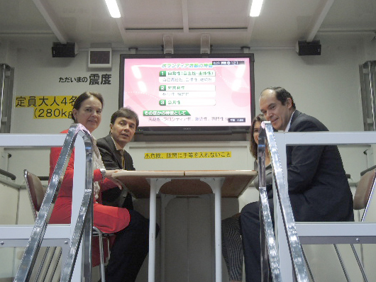 地震体験車での訓練