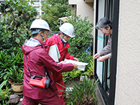 戸別訪問で自主避難を呼びかける職員