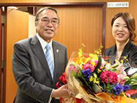 職員から花束を贈呈される濱野区長