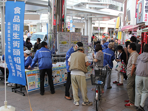 食品衛生に関する街頭相談の様子