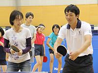 指導する遊澤さん