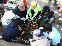 皆で協力して植え付け