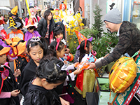 プレゼントのお菓子を受け取る子どもたち