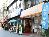 英語でやり取りをする店主