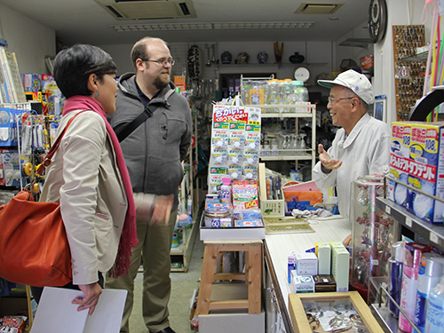 英語でやり取りをする店主