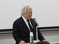 講演に先立ちあいさつする立正大学 藤岡 明房 研究推進・地域連携センター長