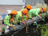 花を植える交通少年団の子どもたち