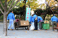 清掃活動に参加する町会の方々