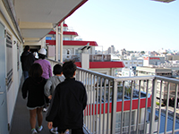 津波避難施設の8階廊下を歩く児童たち