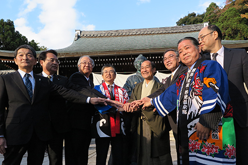 都市間交流宣言を行った濱野区長と7市長