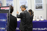 三和電気の出展ブースを訪れる来場者