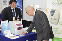 長田電機工業の出展ブースを訪れる来場者