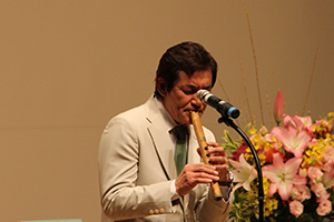 民族楽器ケーナを演奏する俳優の田中健さん