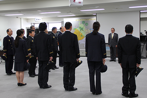 入団報告を聞く濱野区長