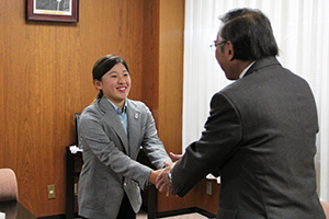 永井さんと濱野区長が握手