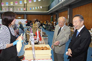 大商業まつりに訪れた桑村副区長