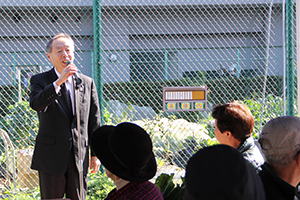 あいさつする桑村副区長