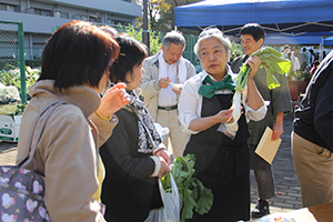 品川かぶの説明をする野菜ソムリエ