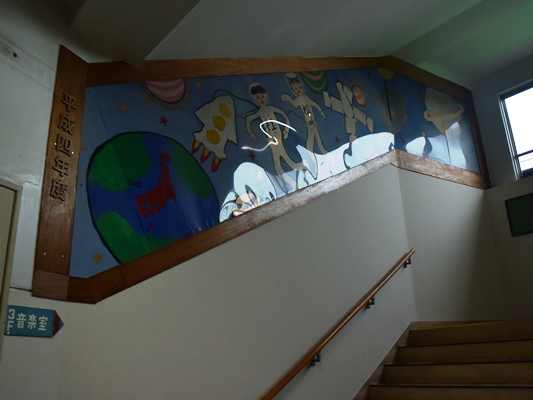 懐かしい杜松小学校の階段
