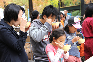 鮭汁を食べる親子