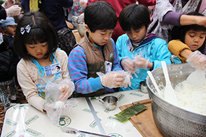 アルファ化米でおにぎりを作る子どもたち