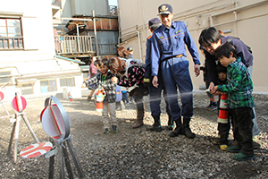 水消火器による初期消火訓練