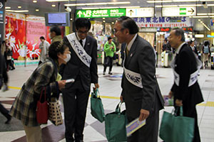 人権啓発グッズを渡す区長