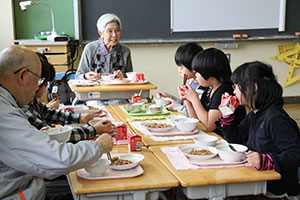 給食を一緒に食べながら話をする石田さん