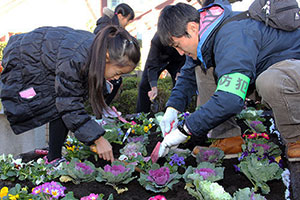 花を植える児童と荏原警察署職員