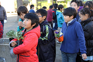 花の苗を大切に持つ児童