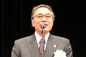 あいさつする濱野区長