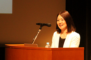 講演する佐藤真海さん