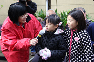 インタビューを受ける金賞を受賞した品川学園の児童