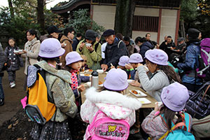 品川汁をほおばる京陽小学校の2年生