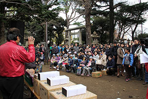 表彰式を前に説明する大塚代表